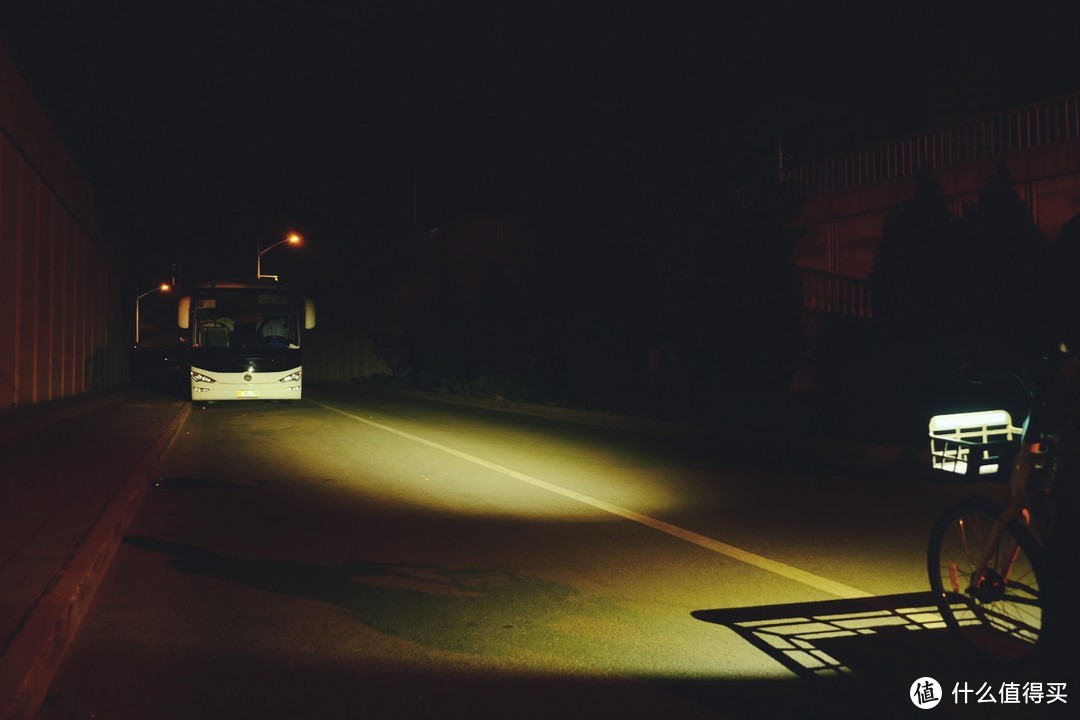 在你漆黑的上下班途中为你保驾护航——雷明兔B01自行车灯