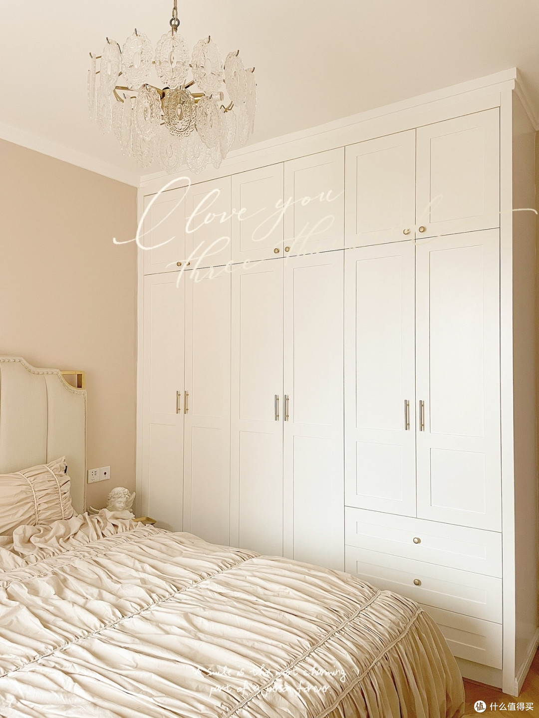 柜门:纯白色无纹路的实木烤漆柜体:白色带纹路的生态板74衣柜奶咖色