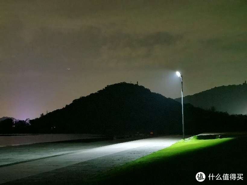 中年男人夜骑湘湖