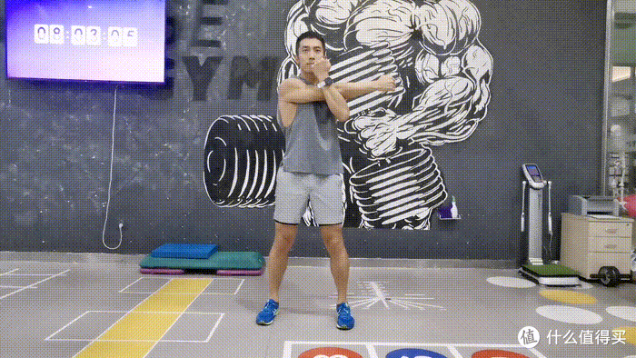 一对哑铃练遍全身肌群,14个哑铃健身动图,新手跟练起来