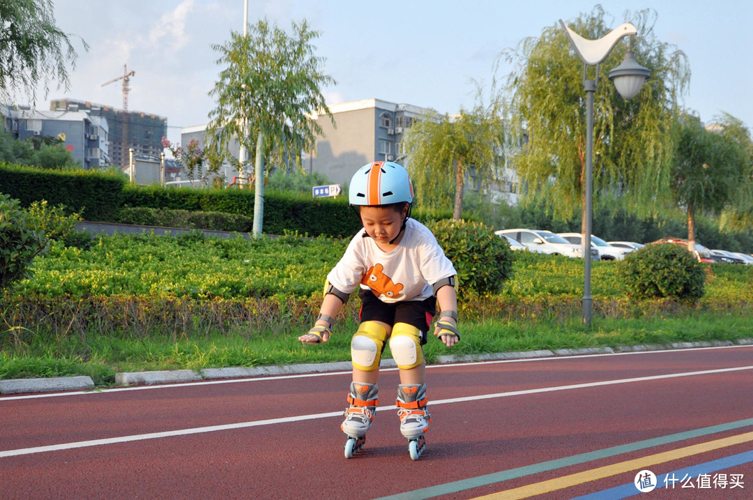 颜值很高上手容易，休闲平花双模式，柒小佰儿童轮滑鞋遛娃记