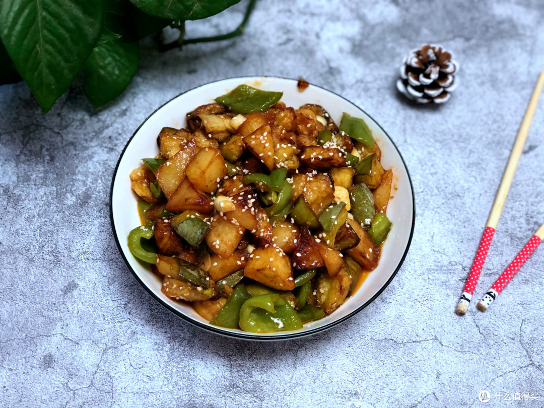 茄子和青椒做上一道美味的"地三鲜",因为土豆,茄子和青椒这三样食材都