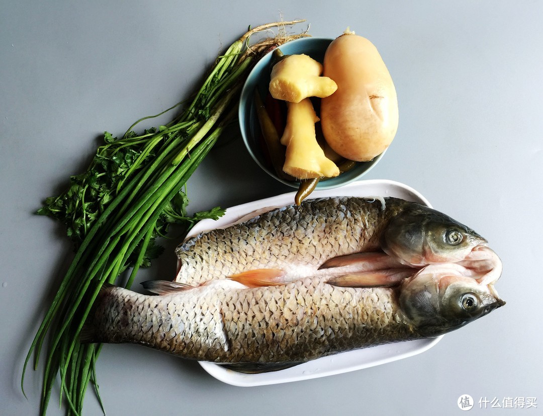 烧鱼时多加这两样食材，鲜美不腥，开胃又下饭，常吃对身体有益！