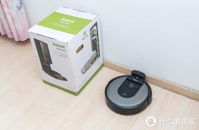 夏天光脚走真得劲！给iRobot i7扫地机器人配集尘底座之后，打扫更轻松