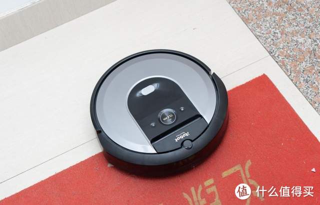 夏天光脚走真得劲！给iRobot i7扫地机器人配集尘底座之后，打扫更轻松