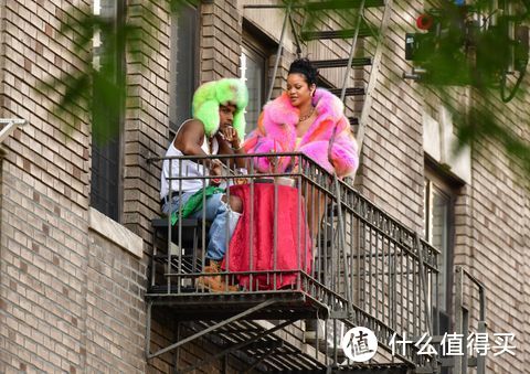 夏戴冬帽或成为新的流行趋势？看Rihanna和Rocky 拍摄新MV撒糖