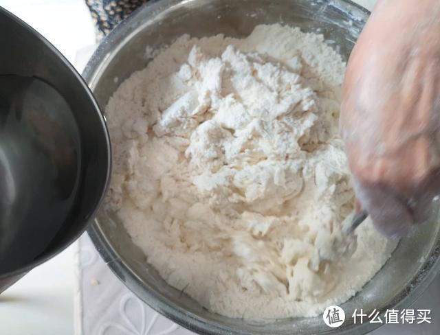 做豆腐卷时，切好不要直接拌，多加这一步，豆腐喷香又入味