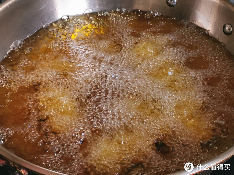 锅中倒入花生油，开大火加热至六成热，把挤好的丸子一个个滑入油锅中，开中火炸，注意丸子下锅时，要避免一个个挤在一起，刚下锅，不要翻动，等定型后再翻；