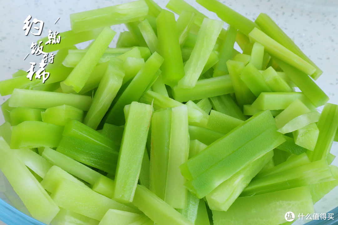 夏天，吃黄瓜苦瓜不如吃它，2元一斤，切成条简单一拌，清脆爽口