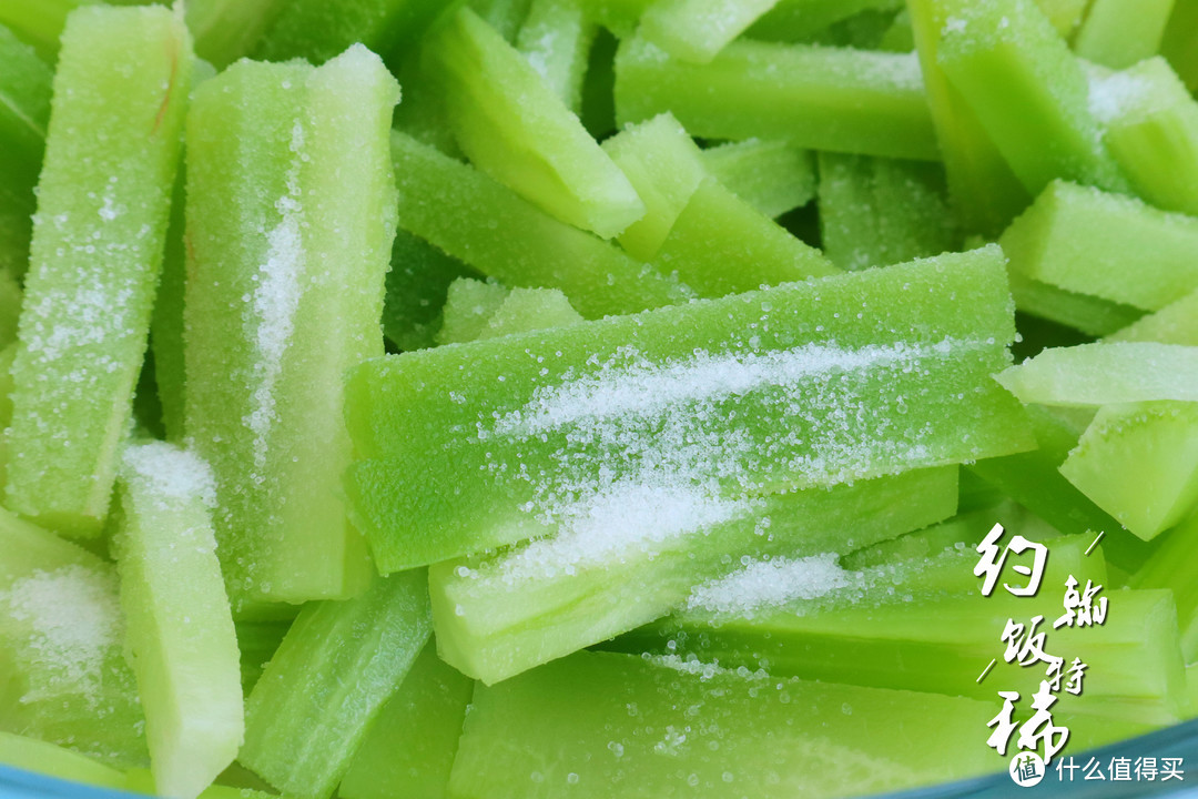 夏天，吃黄瓜苦瓜不如吃它，2元一斤，切成条简单一拌，清脆爽口
