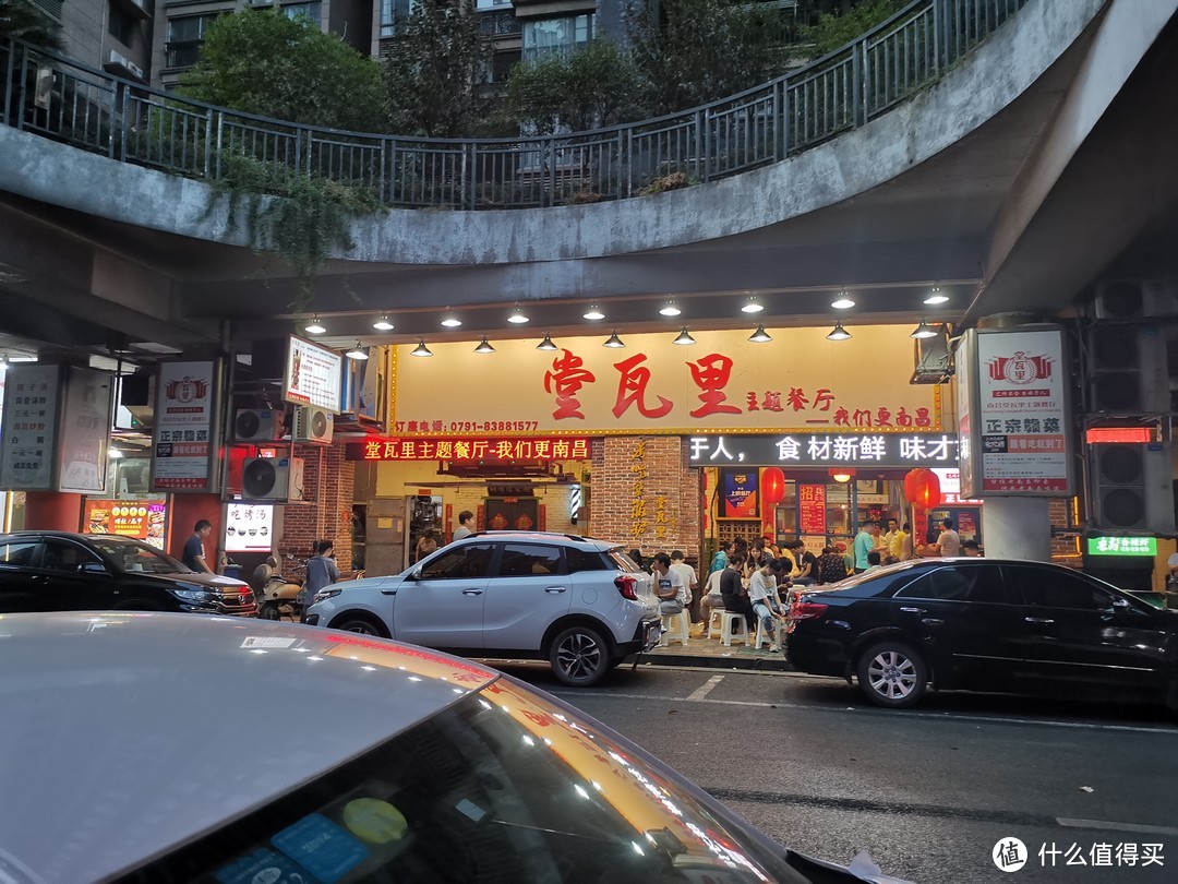 这是店面，还没天黑远远看到很多排队的人