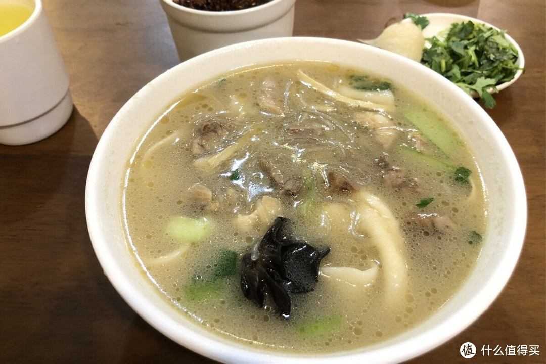 岳云鹏晒午餐，大热天饺子还是主角，一桌高碳水难怪长得壮实