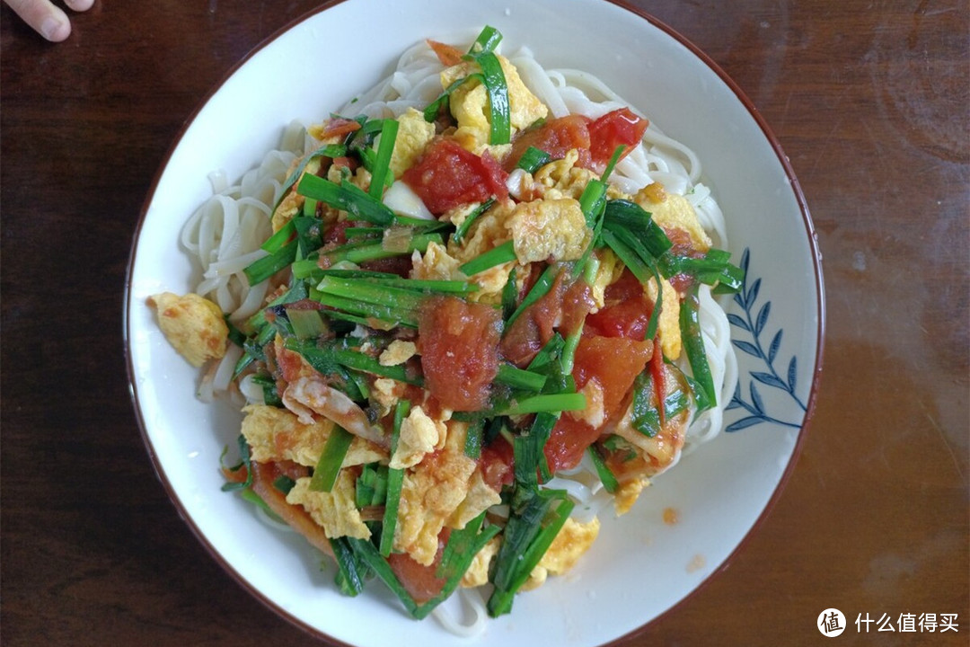 岳云鹏晒午餐，大热天饺子还是主角，一桌高碳水难怪长得壮实