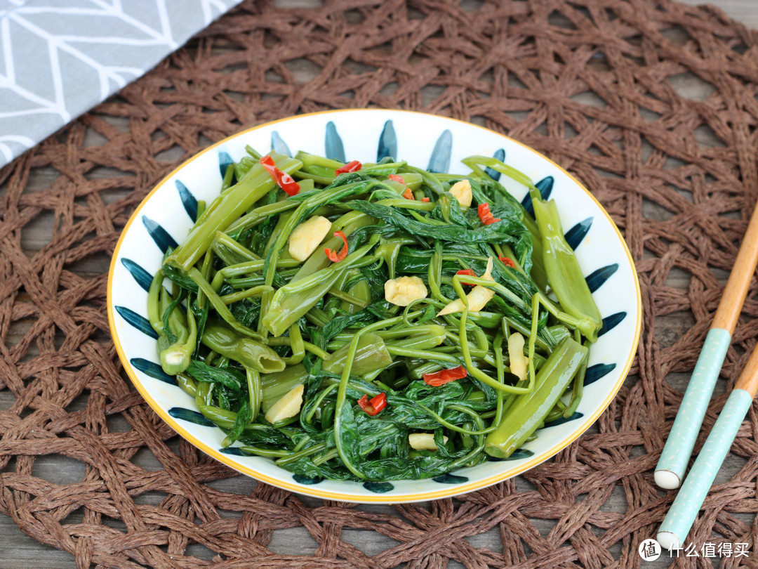 炒空心菜，直接炒还是先焯水？学会餐馆的做法，爽脆入味不发黑