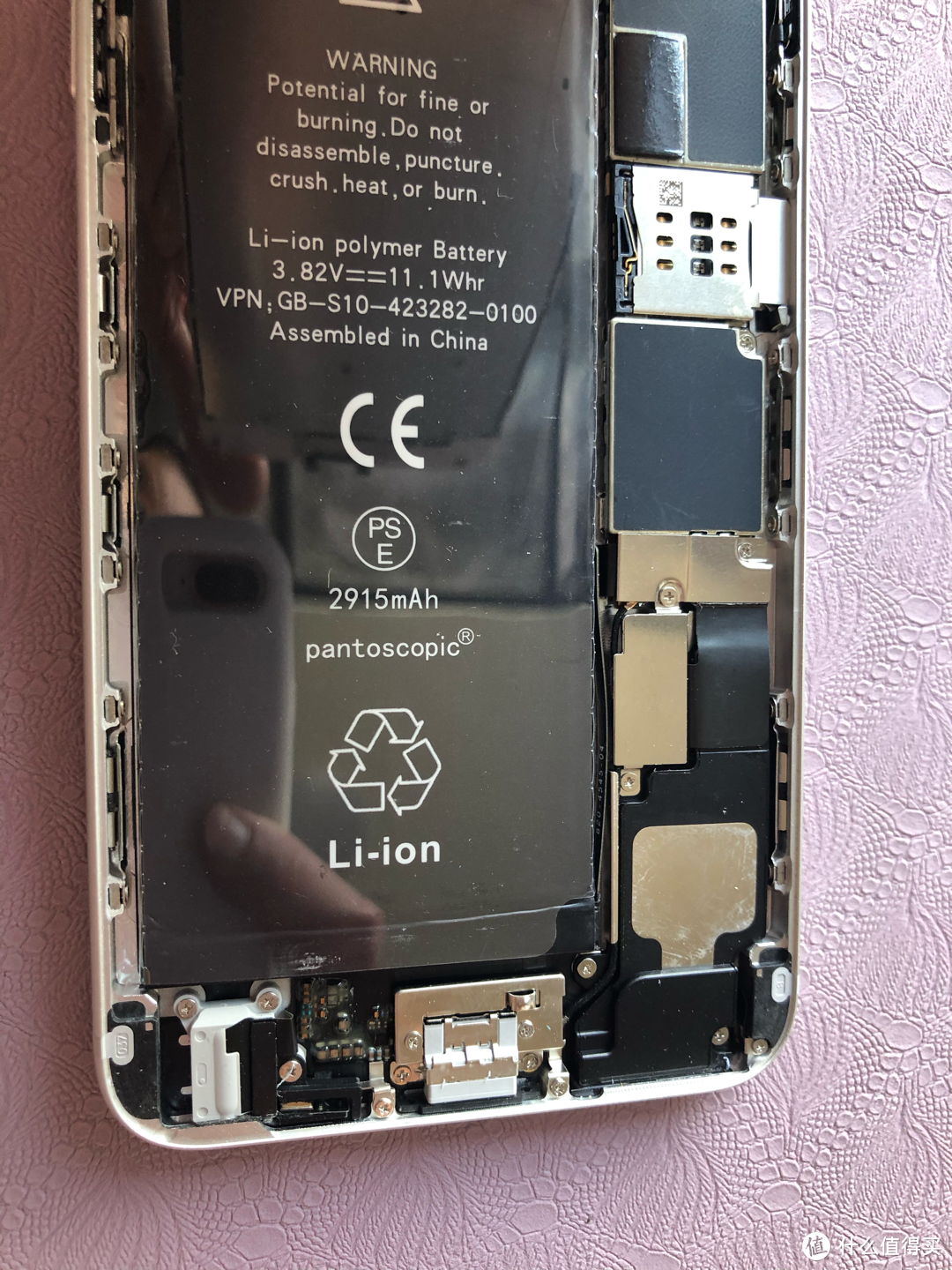 iPhone 6 Plus更换电池步骤：把副厂电池换回原厂旧电池
