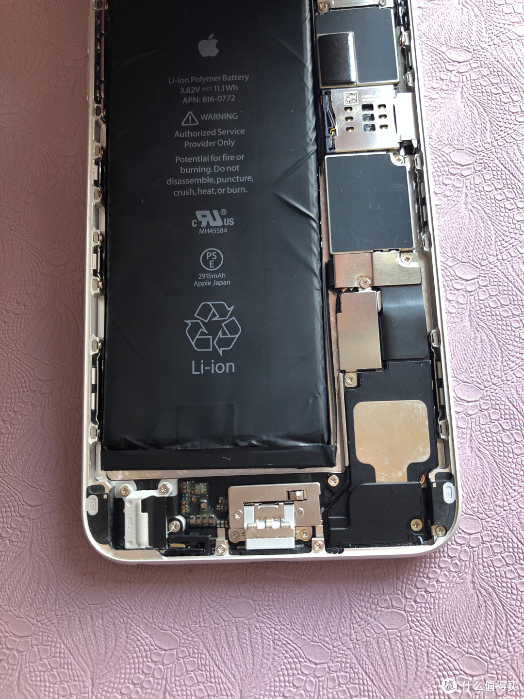 iPhone 6 Plus更换电池步骤：把副厂电池换回原厂旧电池