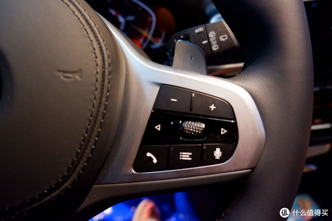 新车开箱-BMW X3加摩米士无线充电支架安装使用体验