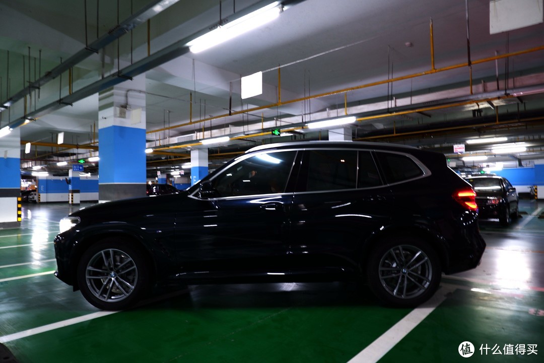 新车开箱-BMW X3加摩米士无线充电支架安装使用体验