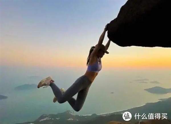 360浏览器15分钟弹9次广告被央媒点名；为拍美照香港女网红坠崖亡
