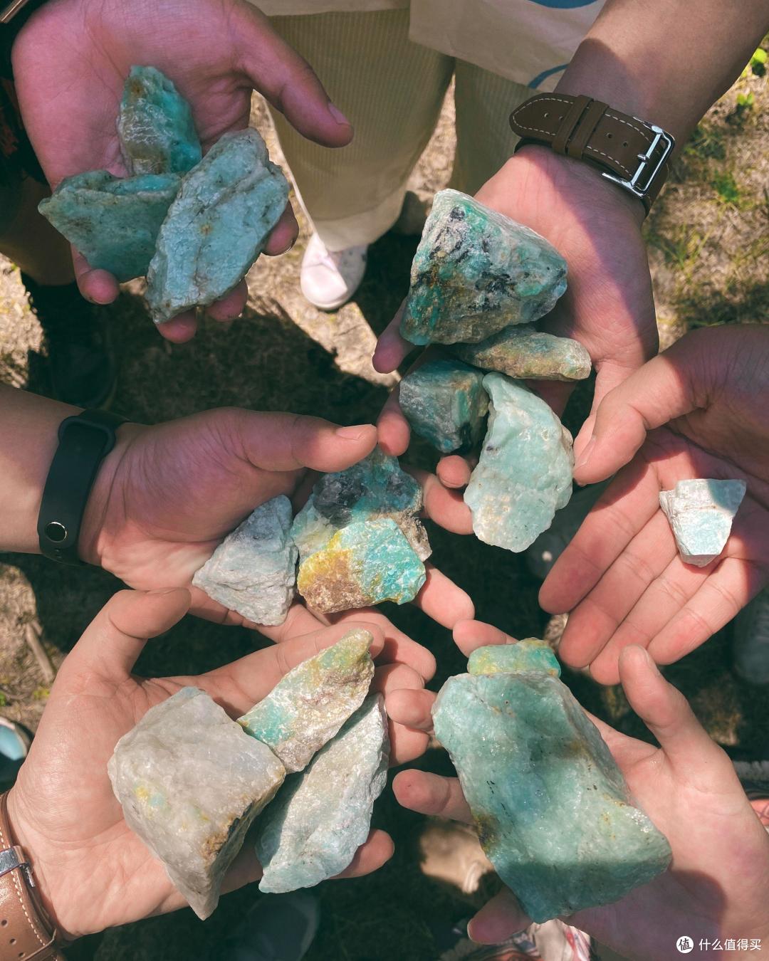 隶属于阿勒泰地区富蕴县,富集了各种稀有金属和矿藏,世所罕见.