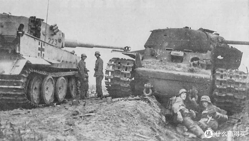 虎式坦克越过一辆击毁的KV-1S重型坦克。国防军第502重装甲营，223号车。