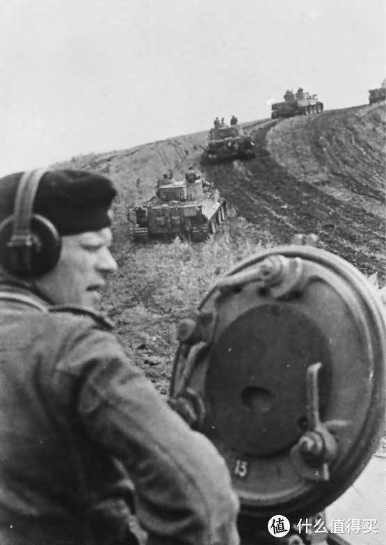 行军中的国防军第503重装甲营虎式坦克，1943年7月，俄罗斯别尔哥罗德。