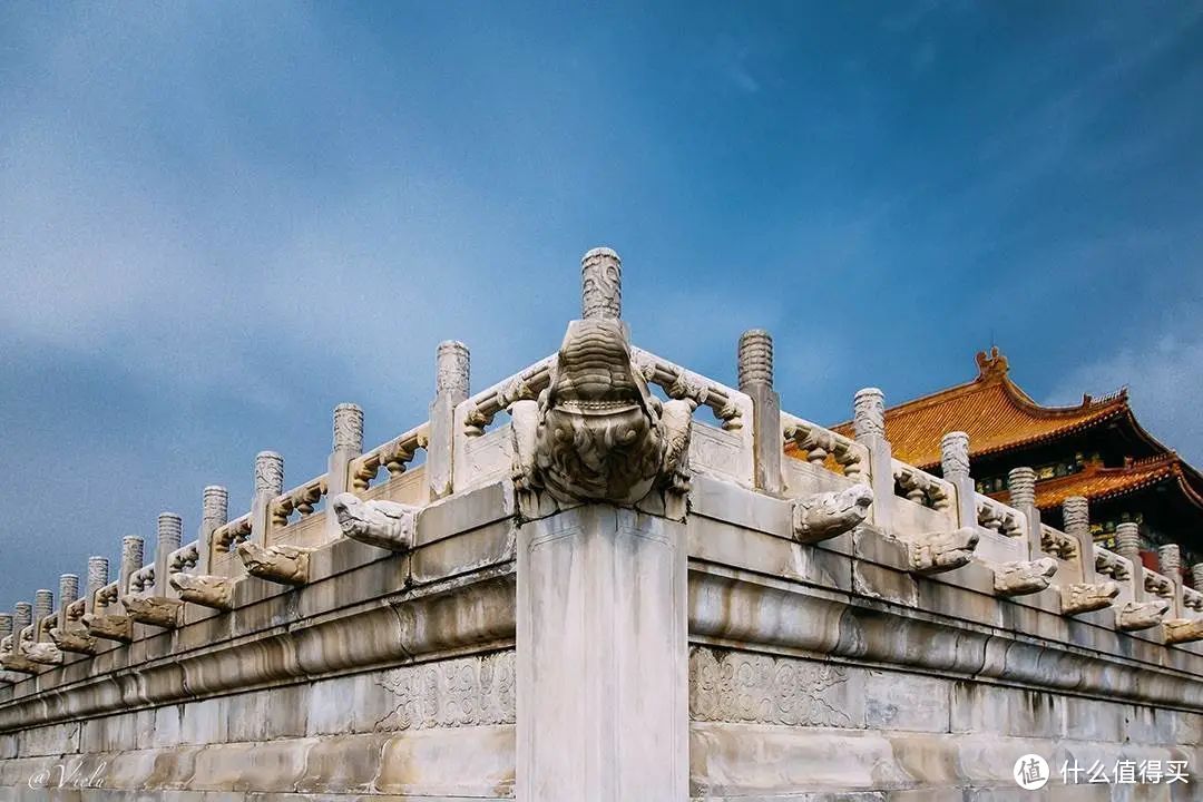 故宫三大殿栏杆上雕琢的龙首，每逢暴雨可以观测到吐水的景象。©图虫创意