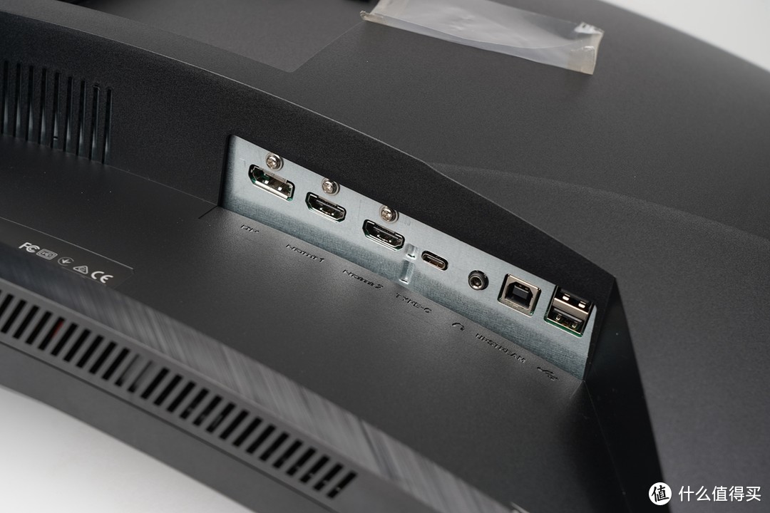 显示器接口方面，提供了两个HDMI 2.0b接口、一个DP 1.4接口和一个Type-C接口（DP1.4 15W供电），还有一个3.5mm音频接口、两个USB 3.2接口和一个USB Type-B接口用于接受电脑软件的指令。