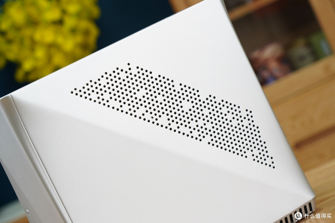 机箱侧板的散热开孔.