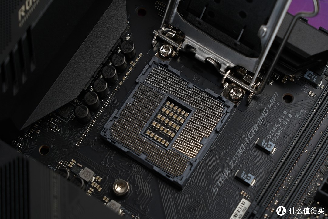主板菊花LGA1200插槽，可支持11代处理器与10代处理器。