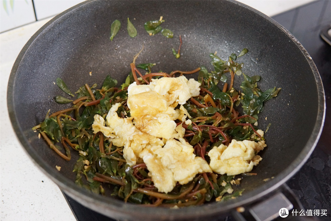 夏天，这野菜正当季，路边摘一把，回家与鸡蛋一起炒，真香啊