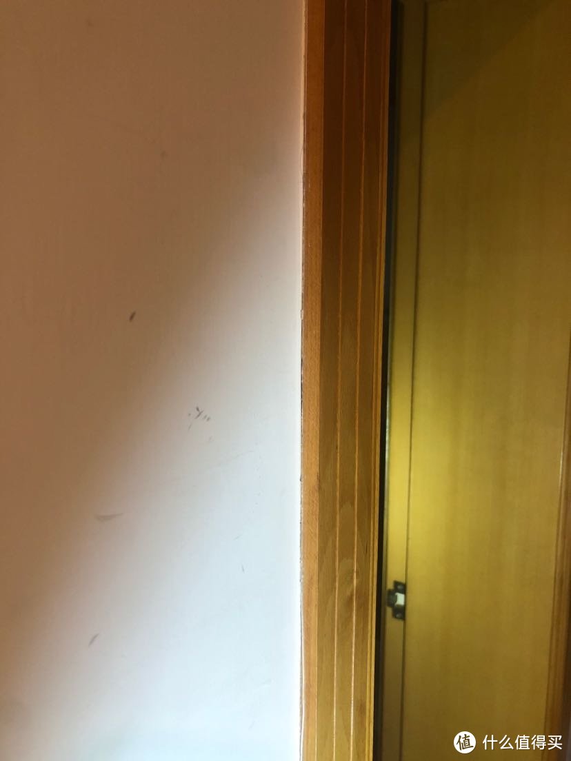 门线条与墙面的阴角走线。