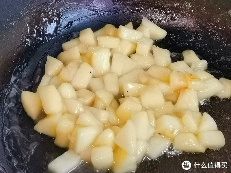 倒入水淀粉翻炒至浓稠，这样桃丁就炒好了，倒入碗中晾至温热；