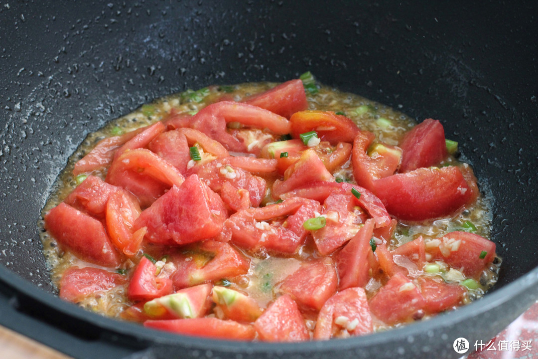 茄子和番茄搭配做成盖浇饭，汤汁浓郁又入味，不知不觉吃光一大碗