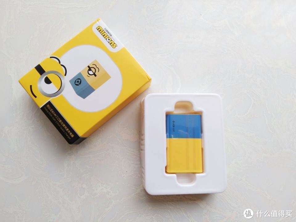mini身材实现快乐充电，这款充电器套装充满小黄人元素