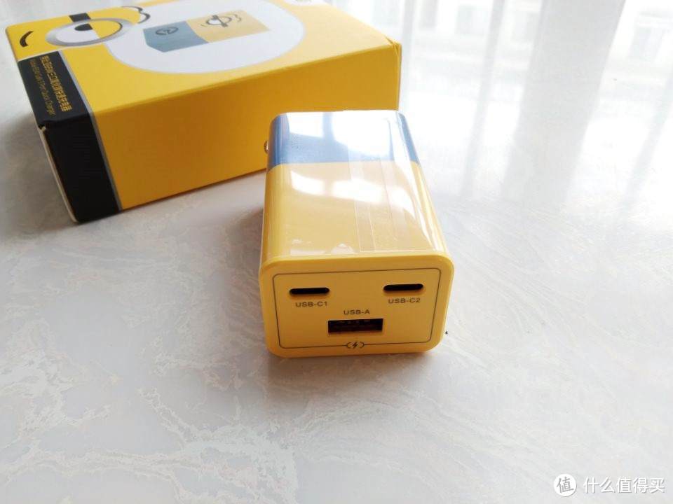 mini身材实现快乐充电，这款充电器套装充满小黄人元素