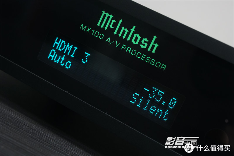 MX100外形上继承了McIntosh经典的“蓝眼睛”设计元素