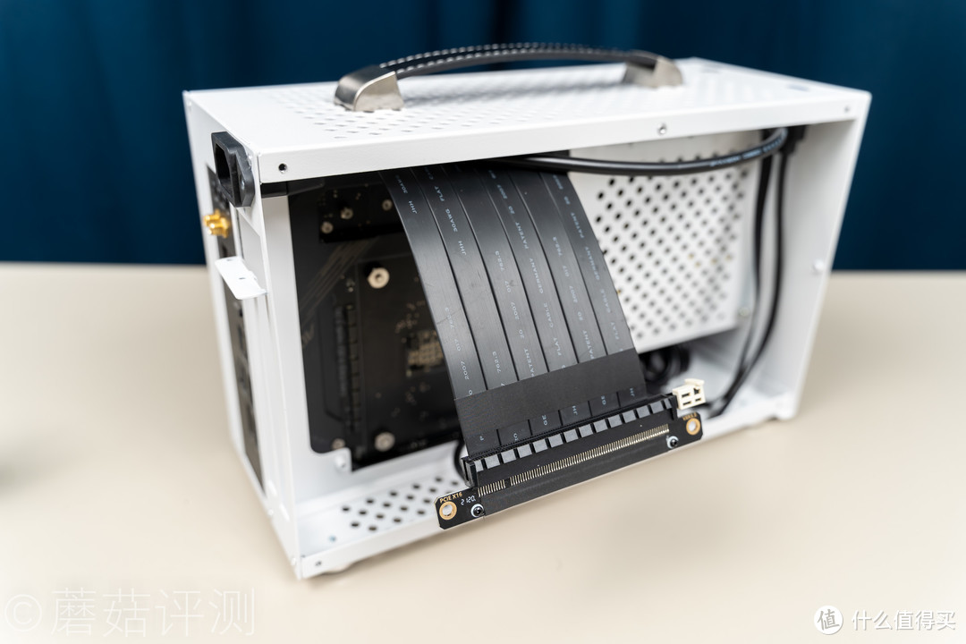 强大性能，随手提走、超频三蜂鸟I100 白色手提便携ITX机箱 评测