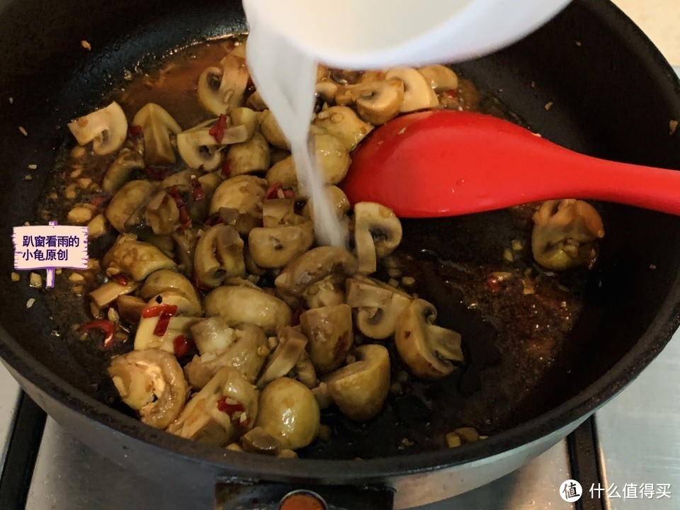 口蘑经典做法，步骤特别简单，吃起来比肉还香，一口一个停不下来