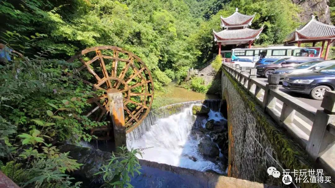 当地很多海报上会看到这一水车景观