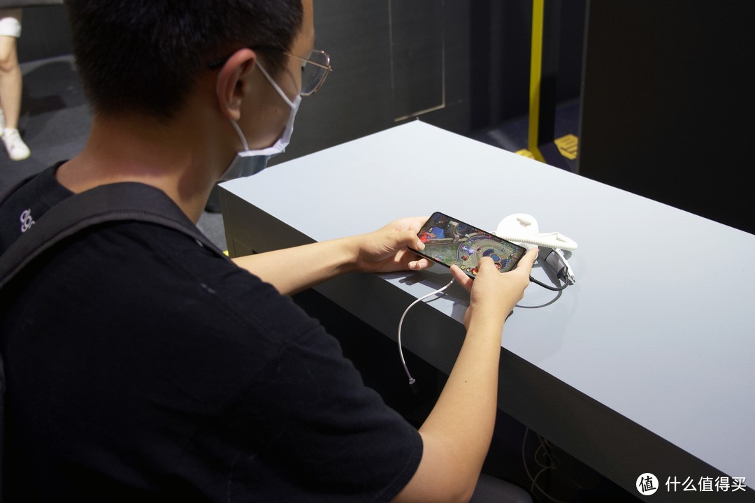 体验区的玩家正在使用iQOO手机进行游戏