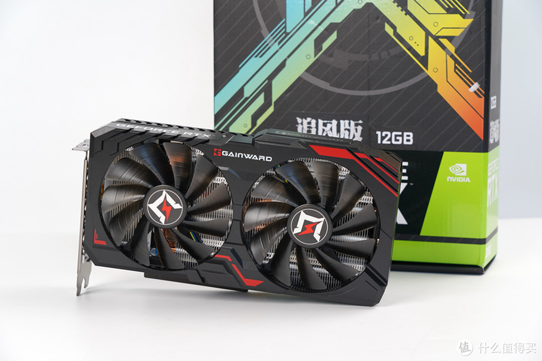 当然耕升3060追风作为RTX 30系入门卡，GeForce RTX 3060在功耗上相对小很多，所以各品牌在显卡上也有更多可操作的空间，这次耕升GeForce RTX 3060 追风 EX RGB 12GB就采用了双风扇小体积的规格。耕升最早也是做网吧配件期间，主打的踏实的品质和超高的性价，现在和影驰同属于同德旗下。