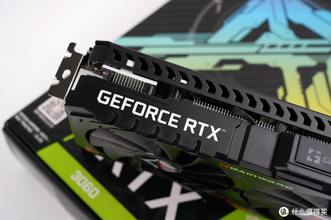 显卡肩部的GEFORCE RTX LOGO。