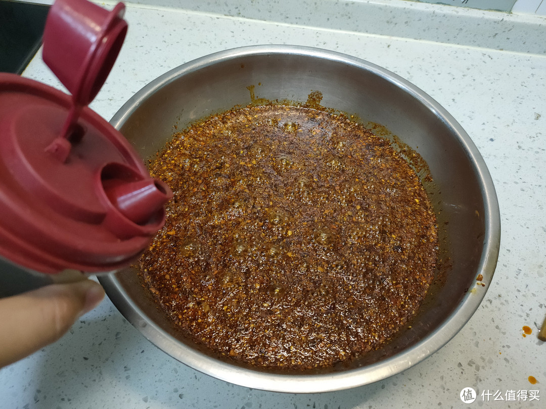 做辣椒油，不是泼热油那么简单，多加三样，辣椒油又香又辣又浓