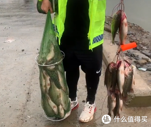 陕西一水库鲈鱼“大暴走”，有人半天钓了几十斤，后备箱都装不下