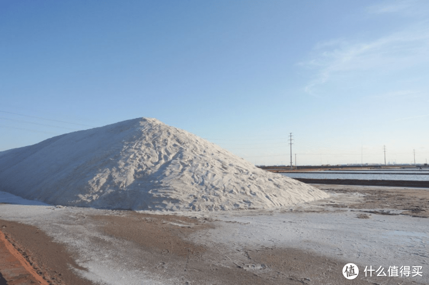 白雪扬沙的盐田，是层层海水过滤结晶的结果