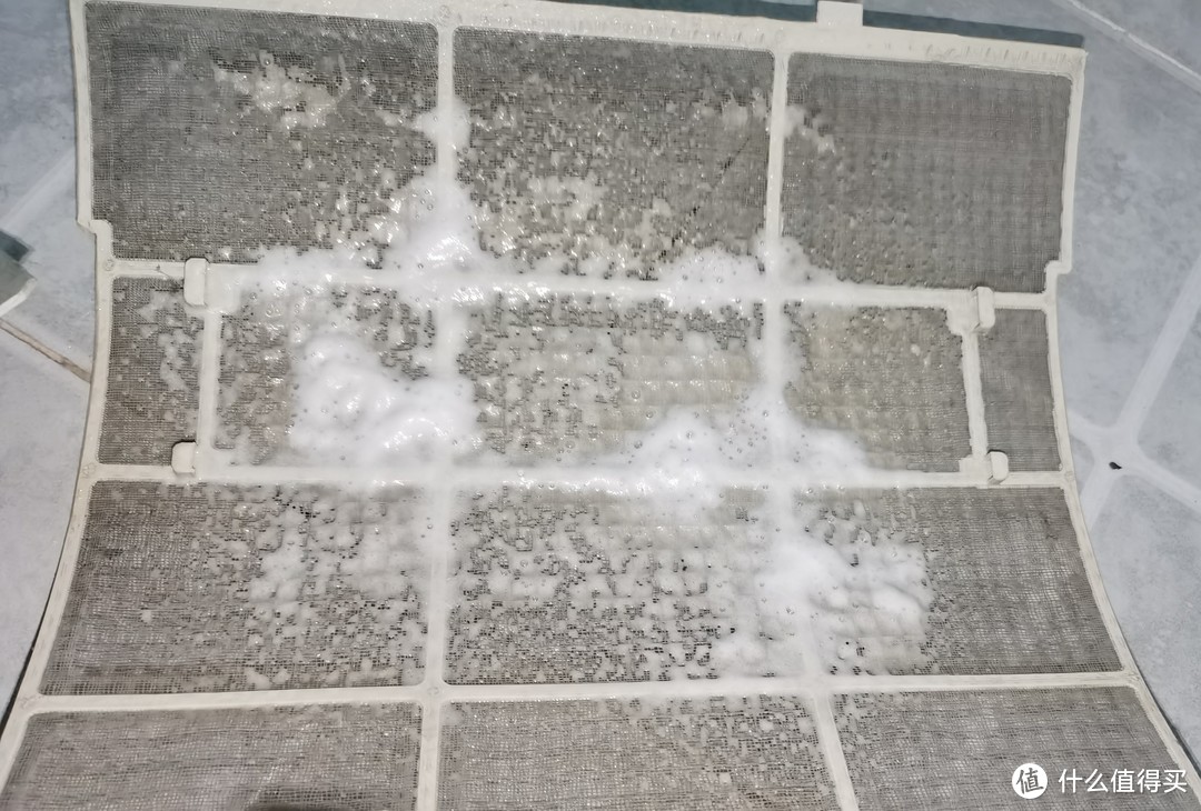 这张看起来比较明显，白色的过滤网上有一层灰尘