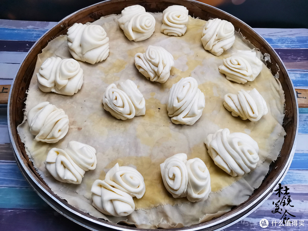 红楼梦美食揭秘，王熙凤娘家的乌鸡油花卷，女性再忙也要蒸来吃