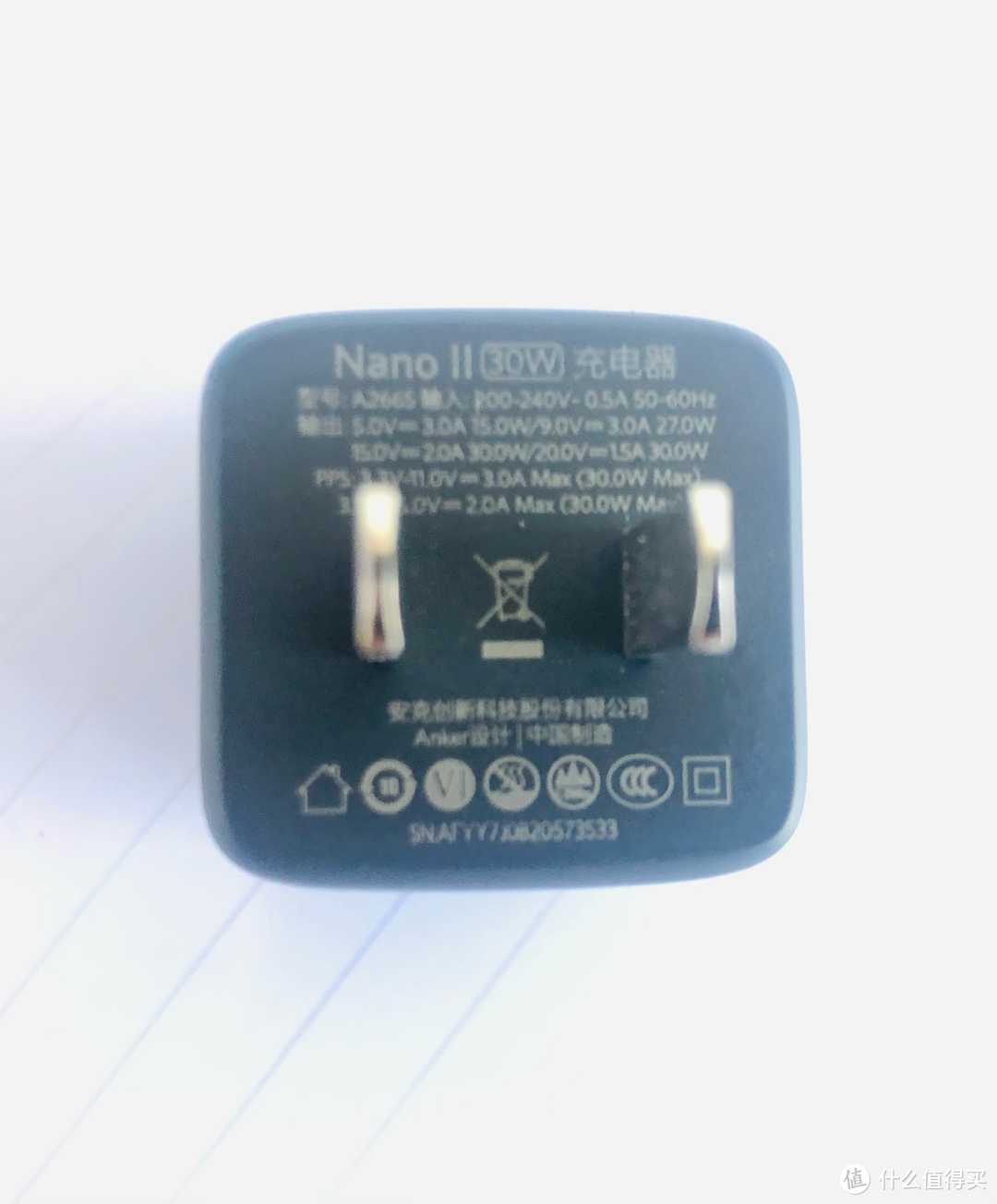 Anker氮化镓GaN快充充电器（ 30W）的插脚所在的侧面，印有产品的型号，规格和参数信息等，比如，输出档位：5V/3A、9V/3A、15V/2A、20V/1.5A。