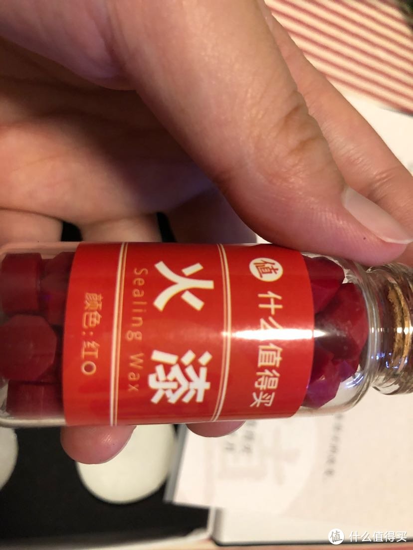 一瓶火漆，打开闻了一下，味道不重。原谅我以前没见过